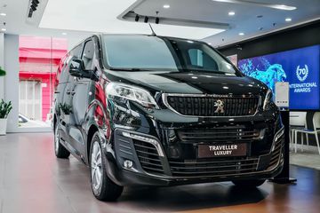 Nhìn từ phía trước, “gương mặt” của Peugeot Traveller 2023 gây ấn tượng mạnh mẽ với cụm lưới tản nhiệt hình lưỡi liềm được viền mạ chrome sáng bóng