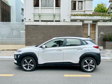 Phần thân xe của Hyundai Kona 2023 trông mạnh mẽ, năng động với những đường gân nổi bật kéo dài đến phần đuôi xe