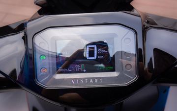 Trang bị Smartkey tiên tiến, mở cốp điện, liên kết với điện thoại và hỗ trợ e-sim