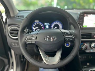 Vô lăng của Hyundai Kona 2023 là dạng 3 chấu được bọc da