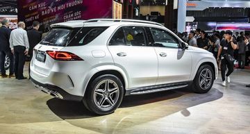 Phần thân xe của Mercedes GLE 450 4MATIC 2023 trẻ trung với đường gân nổi ôm trọn hốc bánh và chạy dài suốt hai cánh cửa.