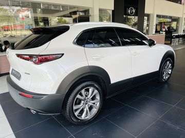 Một điểm đáng chú ý khác ở phần thân xe của Mazda CX-30 2023 là bộ mâm đúc hợp kim 18 inch với thiết kế 5 chấu kép