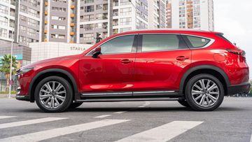 Thân xe Mazda CX-8 2024 nổi bật với các đường gân nổi sắc sảo