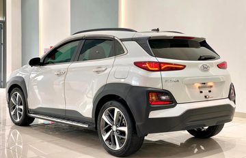 Hyundai Kona 2023 có thiết kế đuôi xe đầy đặn, bảng cản dưới rộng lớn