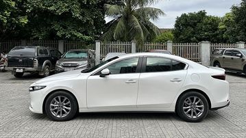 Thiết kế thân xe Mazda 3 có đường nét uốn lượn, đã loại bỏ các đường gân dập nổi để phù hợp với phong cách Takumi tối giản.