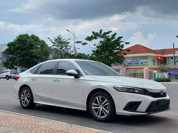 Honda Civic 2023 lần này xuất hiện với diện mạo trưởng thành hơn và được hoàn thiện hơn, loại bỏ hoàn toàn những đặc điểm mạnh mẽ và cá tính của phiên bản trước đó.