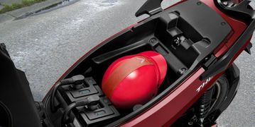 Cốp xe Theon có dung tích chứa đồ là 17L