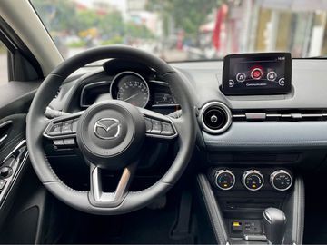 Vô lăng trên Mazda 2 2023 được bọc da dày dặn trên 2 phiên bản cao cấp