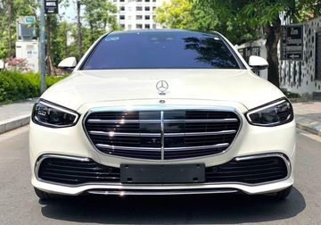 Mercedes S450 2024 tỏa sáng với bộ lưới tản nhiệt cỡ lớn hình thang ngược, viền ngoài được mạ crom sáng bóng