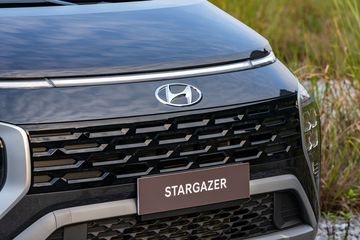 Lưới tản nhiệt của Hyundai Stargazer 2023 được thiết kế ngang với hình dạng chữ nhật, tạo nên vẻ hiện đại và sang trọng.