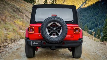 Tất cả các phiên bản của Jeep Wrangler 2023 đều được trang bị đèn hậu Full-LED