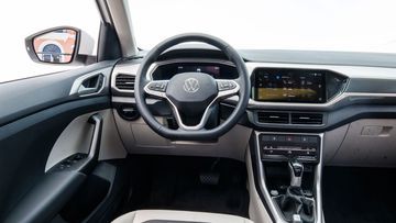 Nội thất của Volkswagen T-Cross 2023 được nâng cao với ánh sáng Ambient light trắng.