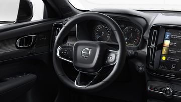 Vô lăng của Volvo XC40 2022 được thiết kế khác biệt với phiên bản R-Design