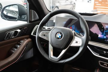 Vô lăng của BMW X7 2023 vẫn là loại da cao cấp, có các nút điều khiển đa chức năng và lẫy sang số trực tiếp trên vô-lăng.