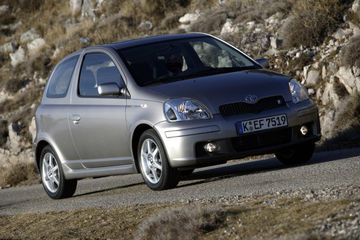 Góc nhìn trước của Toyota Yaris 2003