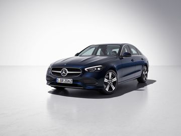 Lưới tản nhiệt của Mercedes C-Class 2023 được cải tiến với vòng crome bên ngoài và logo ngôi sao ba cánh nằm ở trung tâm.