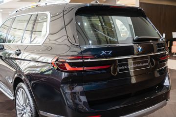 Đuôi xe của BMW X7 2023 vẫn giữ được sự gọn gàng và tinh tế.