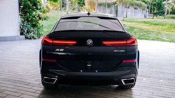 Đuôi xe của BMW X6 2023 thêm hiện đại với đèn hậu LED viền hình chữ L