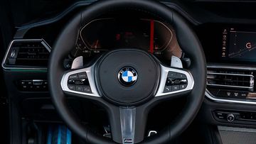 Vô lăng BMW 4 Series 2023 kiểu thể thao M Sport được bọc da cao cấp