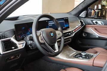 So với phiên bản trước đó, bàn lái của BMW X7 2023 đã có nhiều sự thay đổi về thiết kế.