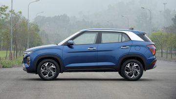 Thân xe Hyundai Creta 2022 có hình dáng cơ bắp với các đường dập nổi và hốc bánh uốn cong.