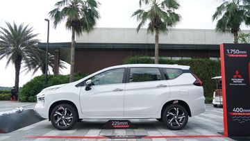 Hai bên thân xe Mitsubishi Xpander 2023 có các đường gập nổi mạnh mẽ, hiện đại và đối xứng từ trên xuống dưới.