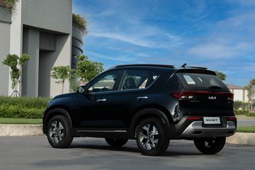 Mặt bên xe thể hiện phong cách SUV rõ ràng với các đường gân và ốp vòm bên hông sắc nét.