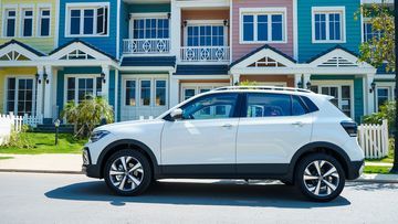 Thân xe Volkswagen T-Cross 2023 cũng có thiết kế các đường gân nổi dài từ trước đến sau