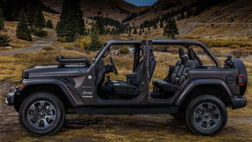 Jeep Wrangler 2023 là một trong những chiếc xe hiếm có thể tháo rời thân xe thành từng phần