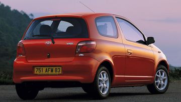 Toyota Yaris 1999 nhìn từ phía sau