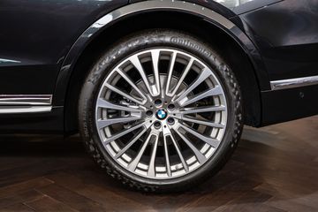 Bên cạnh đó, BMW X7 2023 trang bị mâm xe thể thao 22 inch đa chấu, kèm theo vỏ xe dạng run-flat có thể tiếp tục di chuyển tới tốc độ 80 km/h khi bị lủng.