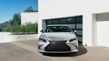 Ở phần đầu xe, lưới tản nhiệt hình con suốt lớn đặc trưng của Lexus vẫn là điểm nhấn thu hút nhiều sự chú ý.