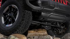 Jeep Wrangler 2023 cũng được trang bị 2 cầu trước sau cứng kết hợp thanh cân bằng sway-bar điện tử.