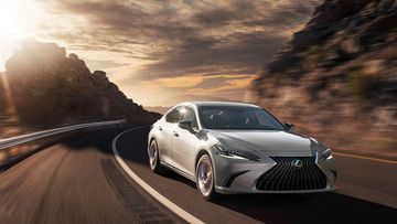 Phiên bản Lexus ES 250 tiêu chuẩn và ES 250 F-Sport đều có động cơ hút khí tự nhiên 2.5L 4 xy-lanh, sản sinh công suất 204 mã lực và mô-men xoắn cực đại 243 Nm.