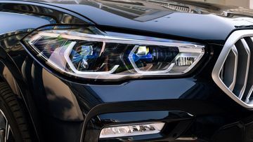 BMW X6 2023 cũng trang bị hệ thống đèn pha tiên tiến với công nghệ BMW Laserlight