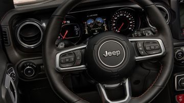 Vô lăng của Jeep Wrangler 2023 có thiết kế 3 chấu và tỏa ra vẻ đơn giản