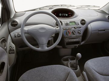 Nội thất của Toyota Yaris năm 1999