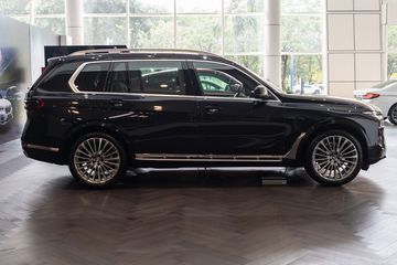 BMW X7 2023 với vị thế trong phân khúc SUV hạng sang cỡ lớn, kích thước tổng thể DxRxC là 5.181 x 2.000 x 1.835 (mm), cùng với chiều dài cơ sở là 3.105 mm.