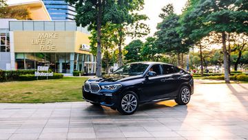 BMW X6 2023 tiếp tục giữ nguyên kiểu dáng thiết kế SUV Coupé thể thao với mái vuốt cong kéo dài đến đuôi xe