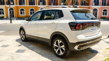 Phần đuôi của Volkswagen T-Cross 2023 được chăm chút với cụm đèn hậu LED vắt ngang.