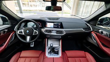 Triết lý tập trung vào người lái vẫn là trọng tâm và được thể hiện rõ trên BMW X6 2023