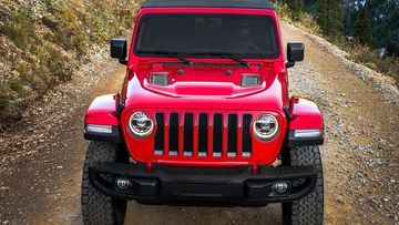 Phần Đầu xe của Jeep Wrangler 2023 nổi bật và dễ nhận biết với mặt ca lăng có 7 khe thông hơi cùng hai bộ đèn pha hình tròn