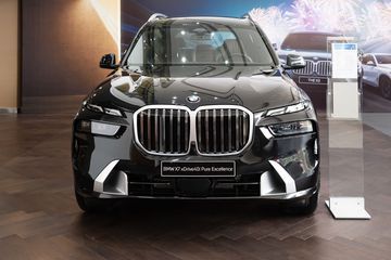 BMW X7 2023 có phần đầu xe được cải tiến hiện đại hơn nhiều so với phiên bản trước đó.