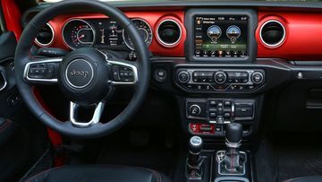 Bảng đồng hồ Jeep Wrangler 2023 vẫn giữ nguyên thiết kế đối xứng truyền thống với các lớp chức năng dễ nhìn