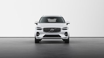 Xe Volvo XC60 2022 thể hiện sự tinh tế, với các chi tiết kéo dài sang hai bên, tạo nên vẻ vững chãi