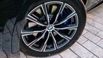 BMW X6 2023 cũng được trang bị bộ la-zăng thể thao M kích thước 20 inch nhẹ nhàng