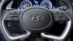 Trên vô lăng của Hyundai Creta 2022 đã được tích hợp đầy đủ các nút điều khiển tiện ích