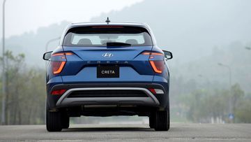 Phần đuôi xe của Hyundai Creta 2022 nổi bật với cụm đèn hậu LED hình chữ J đầy cá tính.