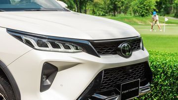 Phần cản trước của Fortuner Legender được thiết kế nâng cao lên trên