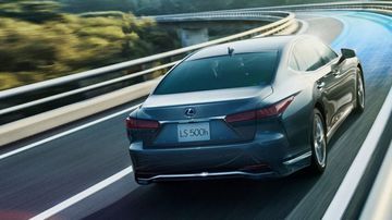 Phần đuôi của Lexus LS 2023 vẫn giữ nguyên thiết kế cong với bố cục cân đối và hài hòa.